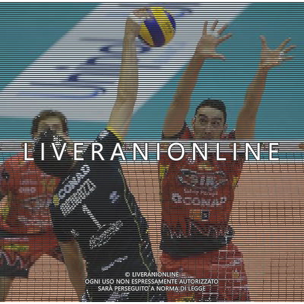 Regular Season SuperLega Volley 4 Giornata Forli\' - 11.11.2015 CMC Romagna-Sir Safety Conad Perugia Nella Foto:Mengozzi Stefano contro Birarelli Emanuele /Ph.Vitez-Ag. Aldo Liverani