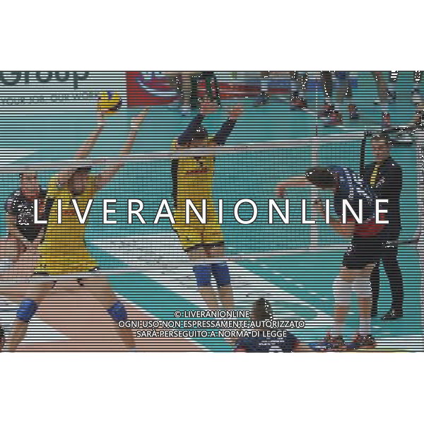 Campionato SuperLega UnipolSai - 4Â° giornata Monza 11-11-2015 Palazzetto dello Sport Gi Group Monza vs DHL Modena nella foto Rousseaux contro il muro di Modena foto Roberto Garavaglia - ag. Aldo Liverani sas