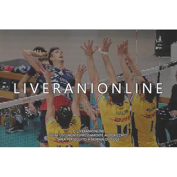 Campionato SuperLega UnipolSai - 4¡ giornata Monza 11-11-2015 Palazzetto dello Sport Gi Group Monza vs DHL Modena nella foto Andrea Galliani (Monza) chiuso dal muro di Modena foto Roberto Garavaglia - ag. Aldo Liverani sas