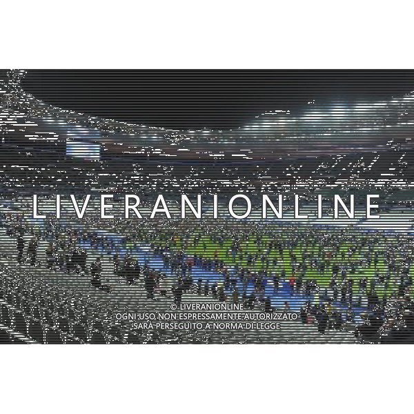 les supporters se refugient sur le terrain apres les attentats pres du stade - 13.11.2015 - France / Allemagne - Match amical Photo : Nolwenn Le Gouic / Icon Sport /AGENZIA ALDO LIVERANI SAS - - ITALY ONLY - EDITORIAL USE ONLY - Francia Vs Germania partita amichevole- i tifosi sul campo di gioco dopo gli attentati