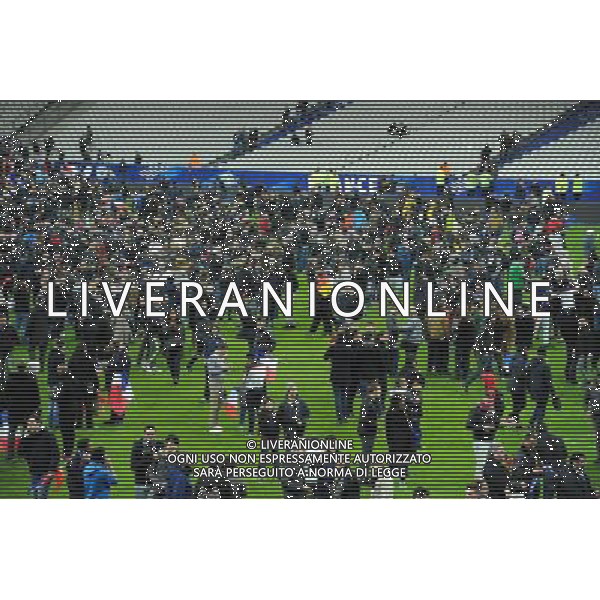 les supporters se refugient sur le terrain apres les attentats pres du stade - 13.11.2015 - France / Allemagne - Match amical Photo : Nolwenn Le Gouic / Icon Sport /AGENZIA ALDO LIVERANI SAS - - ITALY ONLY - EDITORIAL USE ONLY - Francia Vs Germania partita amichevole- i tifosi sul campo di gioco dopo gli attentati