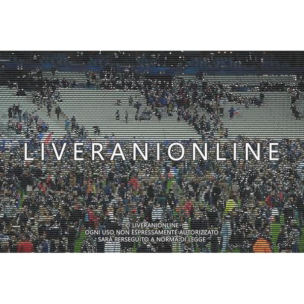 les supporters se refugient sur le terrain apres les attentats pres du stade - 13.11.2015 - France / Allemagne - Match amical Photo : Nolwenn Le Gouic / Icon Sport /AGENZIA ALDO LIVERANI SAS - - ITALY ONLY - EDITORIAL USE ONLY - Francia Vs Germania partita amichevole- i tifosi sul campo di gioco dopo gli attentati