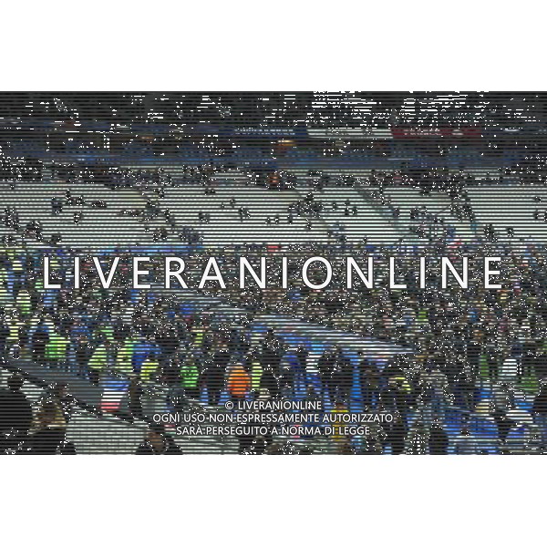 les supporters se refugient sur le terrain apres les attentats pres du stade - 13.11.2015 - France / Allemagne - Match amical Photo : Nolwenn Le Gouic / Icon Sport /AGENZIA ALDO LIVERANI SAS - - ITALY ONLY - EDITORIAL USE ONLY - Francia Vs Germania partita amichevole- i tifosi sul campo di gioco dopo gli attentati