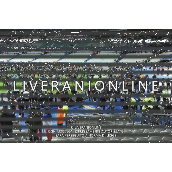 les supporters se refugient sur le terrain apres les attentats pres du stade - 13.11.2015 - France / Allemagne - Match amical Photo : Nolwenn Le Gouic / Icon Sport /AGENZIA ALDO LIVERANI SAS - - ITALY ONLY - EDITORIAL USE ONLY - Francia Vs Germania partita amichevole- i tifosi sul campo di gioco dopo gli attentati