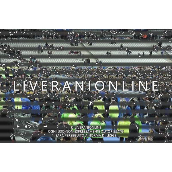 les supporters se refugient sur le terrain apres les attentats pres du stade - 13.11.2015 - France / Allemagne - Match amical Photo : Nolwenn Le Gouic / Icon Sport /AGENZIA ALDO LIVERANI SAS - - ITALY ONLY - EDITORIAL USE ONLY - Francia Vs Germania partita amichevole- i tifosi sul campo di gioco dopo gli attentati