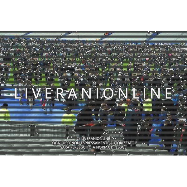 les supporters se refugient sur le terrain apres les attentats pres du stade - 13.11.2015 - France / Allemagne - Match amical Photo : Nolwenn Le Gouic / Icon Sport /AGENZIA ALDO LIVERANI SAS - - ITALY ONLY - EDITORIAL USE ONLY - Francia Vs Germania partita amichevole- i tifosi sul campo di gioco dopo gli attentati