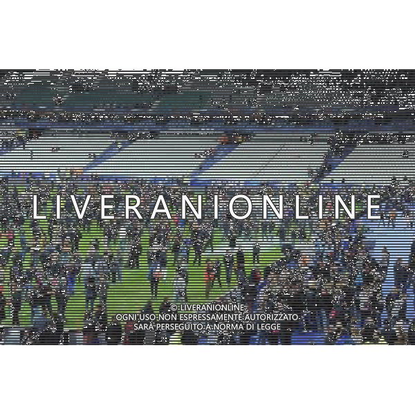 les supporters se refugient sur le terrain apres les attentats pres du stade - 13.11.2015 - France / Allemagne - Match amical Photo : Nolwenn Le Gouic / Icon Sport /AGENZIA ALDO LIVERANI SAS - - ITALY ONLY - EDITORIAL USE ONLY - Francia Vs Germania partita amichevole - i tifosi sul campo di gioco dopo gli attentati