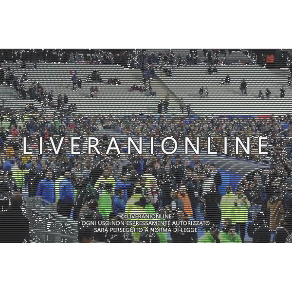 les supporters se refugient sur le terrain apres les attentats pres du stade - 13.11.2015 - France / Allemagne - Match amical Photo : Nolwenn Le Gouic / Icon Sport /AGENZIA ALDO LIVERANI SAS - - ITALY ONLY - EDITORIAL USE ONLY - Francia Vs Germania partita amichevole- i tifosi sul campo di gioco dopo gli attentati