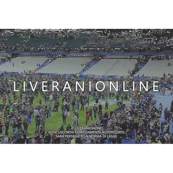 les supporters se refugient sur le terrain apres les attentats pres du stade - 13.11.2015 - France / Allemagne - Match amical Photo : Nolwenn Le Gouic / Icon Sport AG ALDO LIVERANI SAS ONLY ITALY