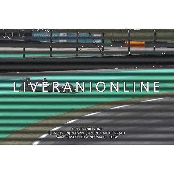 Lewis Hamilton (GBR) Mercedes AMG F1 W06 spins in the third practice session. 14.11.2015. Formula 1 World Championship, Rd 18, Brazilian Grand Prix, Sao Paulo, Brazil, Qualifying Day. - www.xpbimages.com, EMail: requests@xpbimages.com - copy of publication required for printed pictures. Every used picture is fee-liable. Â© Copyright: Moy / XPB Images ONLY ITALY/Agenzia Aldo Liverani s.a.s.