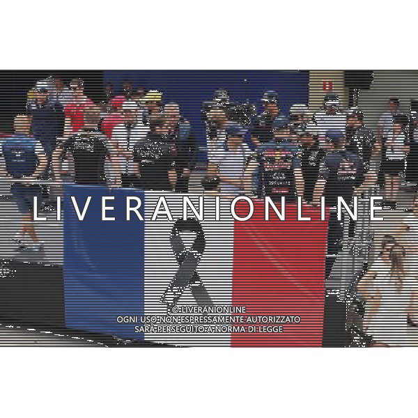 F1 pays its respects to the victims of the Paris terrorist attacks on the drivers parade. 15.11.2015. Formula 1 World Championship, Rd 18, Brazilian Grand Prix, Sao Paulo, Brazil, Race Day. AG ALDO LIVERANI SAS ONLY ITALY