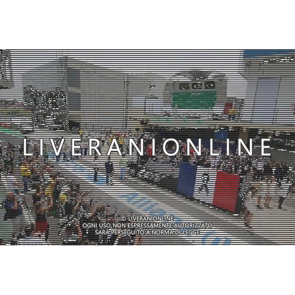 F1 pays its respects to the victims of the Paris terrorist attacks on the drivers parade. 15.11.2015. Formula 1 World Championship, Rd 18, Brazilian Grand Prix, Sao Paulo, Brazil, Race Day. AG ALDO LIVERANI SAS ONLY ITALY