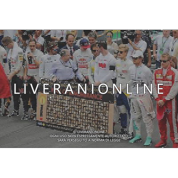The grid observes a minutes silence for World Day of Remembrance for Road Traffic Victims and the victims of the Paris terrorist attacks. 15.11.2015. Formula 1 World Championship, Rd 18, Brazilian Grand Prix, Sao Paulo, Brazil, Race Day. AG ALDO LIVERANI SAS ONLY ITALY