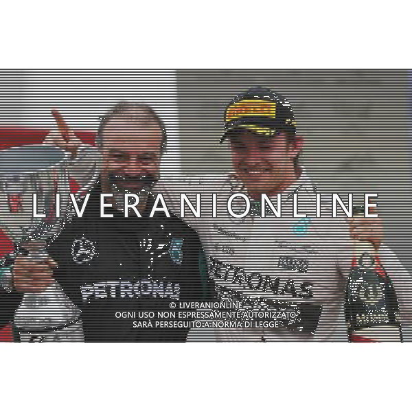 The podium (L to R): James Wade (GBR) Darts Player celebrates with race winner Nico Rosberg (GER) Mercedes AMG F1. 15.11.2015. Formula 1 World Championship, Rd 18, Brazilian Grand Prix, Sao Paulo, Brazil, Race Day. /AGENZIA ALDO LIVERANI Sas - ITALY ONLY - EDITORIAL USE ONLY - GP BRASILE F1 SAN PAOLO