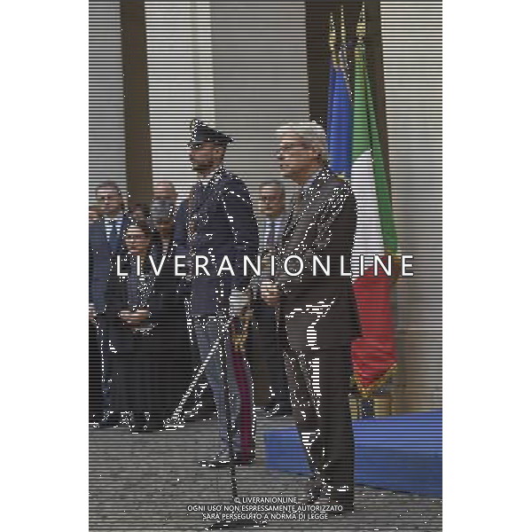 Roma - 16/11/2015 - Palazzo Chigi - Minuto di silenzio in ricordo delle vittime negli attentati di Parigi - nella foto: Claudio De Vincenti durante il minuto di silenzio nel piazzale di Palazzo Chigi / Ph. Fabrizio Corradetti - Ag. Aldo Liverani sas / AGENZIA ALDO LIVERANI SAS