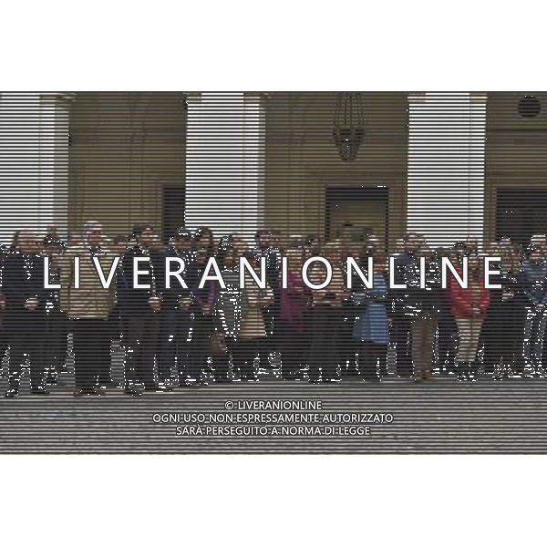 Roma - 16/11/2015 - Palazzo Chigi - Minuto di silenzio in ricordo delle vittime negli attentati di Parigi - nella foto: Minuto di silenzio nel piazzale di Palazzo Chigi / Ph. Fabrizio Corradetti - Ag. Aldo Liverani sas / AGENZIA ALDO LIVERANI SAS