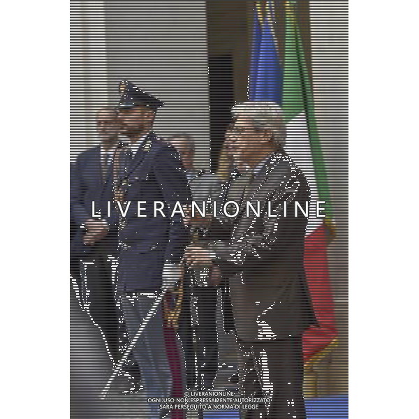 Roma - 16/11/2015 - Palazzo Chigi - Minuto di silenzio in ricordo delle vittime negli attentati di Parigi - nella foto: Claudio De Vincenti durante il minuto di silenzio nel piazzale di Palazzo Chigi / Ph. Fabrizio Corradetti - Ag. Aldo Liverani sas / AGENZIA ALDO LIVERANI SAS