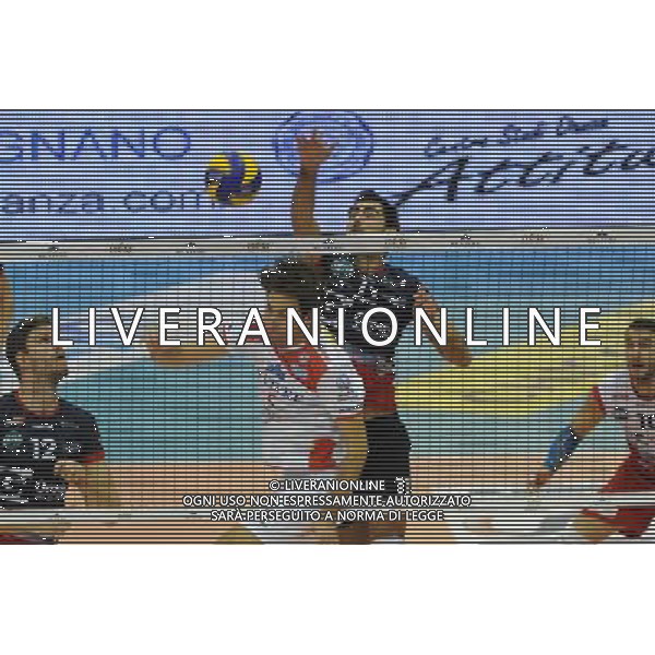 Campionato SuperLega UnipolSai - 5Â° giornata Castellanza (VA) 17-11-2015 PalaBorsani Revivre Milano vs Gi Group Monza nella foto Botto sovrasta Sottile foto Roberto Garavaglia - ag. Aldo Liverani sas