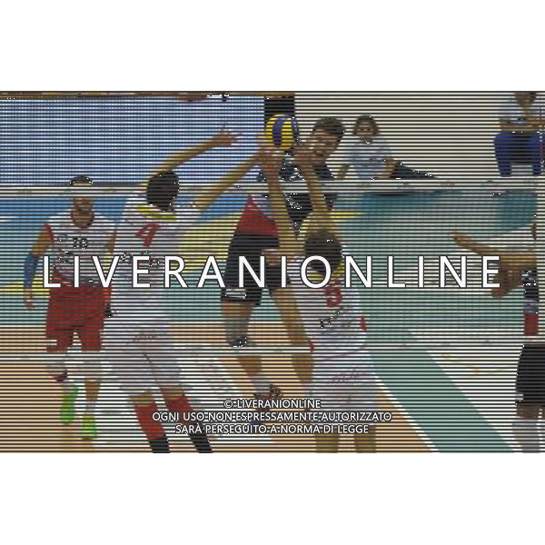 Campionato SuperLega UnipolSai - 5Â° giornata Castellanza (VA) 17-11-2015 PalaBorsani Revivre Milano vs Gi Group Monza nella foto un attacco di Verhees foto Roberto Garavaglia - ag. Aldo Liverani sas