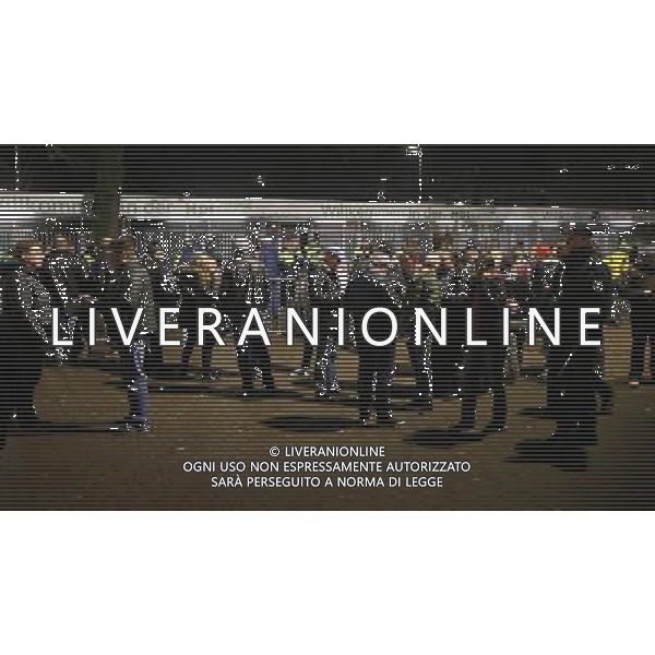 firo : 17.11.2015, Fu§ball, International, EM 2016, Europameisterschaft 2016, Nationalmannschaft,Testspiel, Deutschland - Holland, Niederlande TERRORGEFAHR BOMBENDROHUNG terror SPIELABSAGE IN Hannover POLIZEI MASCHINENPISTOLE Abgang der Zuschauer AUSGANG EINGANG $worldrights,Es gelten unsere AGB, einsehbar auf www.firosportphoto.de, copyright by firo sportphoto: Coesfelder Str. 207 D-48249 DŸlmen www.firosportphoto.de mail@firosportphoto.de (V o l k s b a n k B o c h u m - W i t t e n ) BLZ.: 430 601 29 Kt. Nr.: 341 117 100 Tel:Ê +49-2594-9916004 Fax:Ê+49-2594-9916005