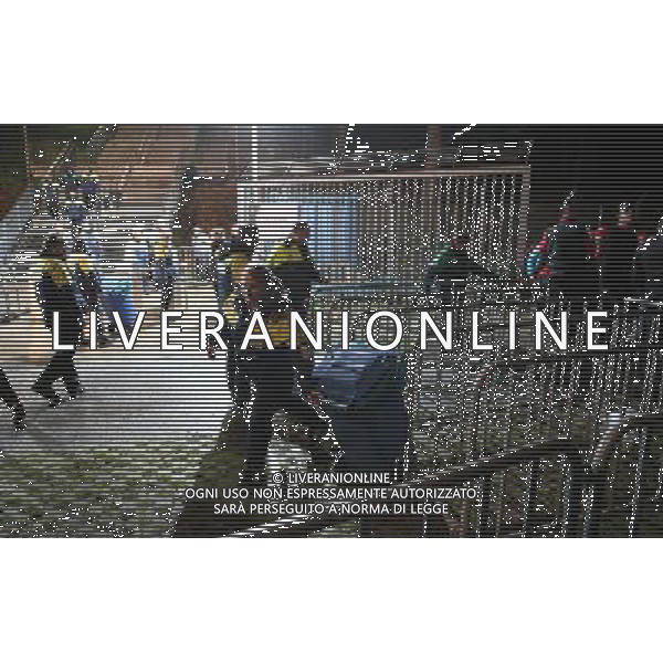 firo : 17.11.2015, Fu§ball, International, EM 2016, Europameisterschaft 2016, Nationalmannschaft,Testspiel, Deutschland - Holland, Niederlande TERRORGEFAHR BOMBENDROHUNG terror SPIELABSAGE IN Hannover POLIZEI MASCHINENPISTOLE Abgang der Zuschauer AUSGANG EINGANG HDI ARENA $worldrights,Es gelten unsere AGB, einsehbar auf www.firosportphoto.de, copyright by firo sportphoto: Coesfelder Str. 207 D-48249 DŸlmen www.firosportphoto.de mail@firosportphoto.de (V o l k s b a n k B o c h u m - W i t t e n ) BLZ.: 430 601 29 Kt. Nr.: 341 117 100 Tel:Ê +49-2594-9916004 Fax:Ê+49-2594-9916005