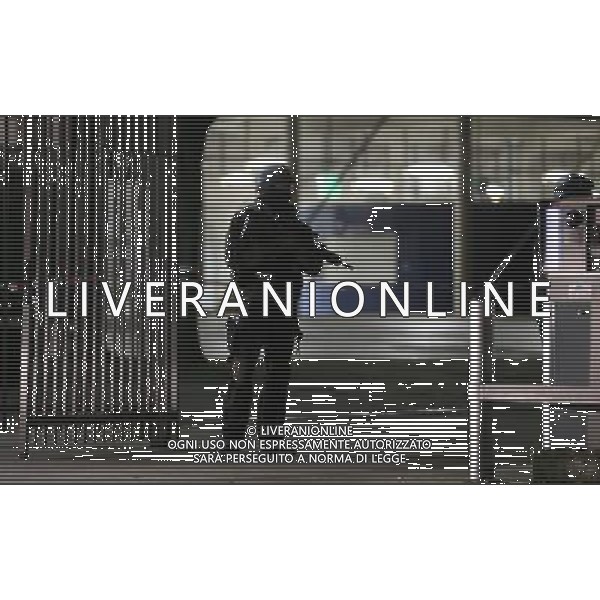 firo : 17.11.2015, Fu§ball, International, EM 2016, Europameisterschaft 2016, Nationalmannschaft,Testspiel, Deutschland - Holland, Niederlande TERRORGEFAHR BOMBENDROHUNG terror SPIELABSAGE IN Hannover POLIZEI MASCHINENPISTOLE Abgang der Zuschauer AUSGANG EINGANG HDI ARENA $worldrights,Es gelten unsere AGB, einsehbar auf www.firosportphoto.de, copyright by firo sportphoto: Coesfelder Str. 207 D-48249 DŸlmen www.firosportphoto.de mail@firosportphoto.de (V o l k s b a n k B o c h u m - W i t t e n ) BLZ.: 430 601 29 Kt. Nr.: 341 117 100 Tel:Ê +49-2594-9916004 Fax:Ê+49-2594-9916005