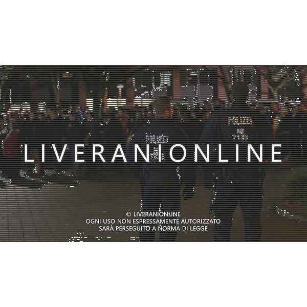 firo : 17.11.2015, Fu§ball, International, EM 2016, Europameisterschaft 2016, Nationalmannschaft,Testspiel, Deutschland - Holland, Niederlande TERRORGEFAHR BOMBENDROHUNG terror SPIELABSAGE IN Hannover POLIZEI MASCHINENPISTOLE Abgang der Zuschauer $worldrights,Es gelten unsere AGB, einsehbar auf www.firosportphoto.de, copyright by firo sportphoto: Coesfelder Str. 207 D-48249 DŸlmen www.firosportphoto.de mail@firosportphoto.de (V o l k s b a n k B o c h u m - W i t t e n ) BLZ.: 430 601 29 Kt. Nr.: 341 117 100 Tel:Ê +49-2594-9916004 Fax:Ê+49-2594-9916005