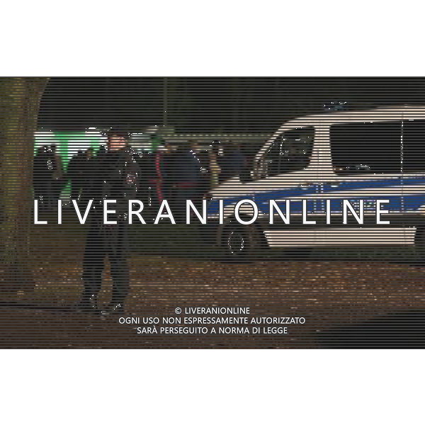 firo : 17.11.2015, Fu§ball, International, EM 2016, Europameisterschaft 2016, Nationalmannschaft,Testspiel, Deutschland - Holland, Niederlande TERRORGEFAHR BOMBENDROHUNG terror SPIELABSAGE IN Hannover POLIZEI MASCHINENPISTOLE Abgang der Zuschauer $worldrights,Es gelten unsere AGB, einsehbar auf www.firosportphoto.de, copyright by firo sportphoto: Coesfelder Str. 207 D-48249 DŸlmen www.firosportphoto.de mail@firosportphoto.de (V o l k s b a n k B o c h u m - W i t t e n ) BLZ.: 430 601 29 Kt. Nr.: 341 117 100 Tel:Ê +49-2594-9916004 Fax:Ê+49-2594-9916005