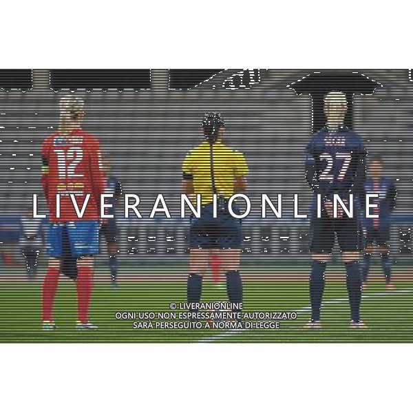Caroline Seger / Elin Magnusson / Sandra Bastos / minute de silence hommage victimes attentat - 18.11.2015 - PSG / Orebro - Champions League Photo : Andre Ferreira / Icon Sport / AGENZIA ALDO LIVERANI SAS - ITALY ONLY - EDITORIAL USE ONLY -