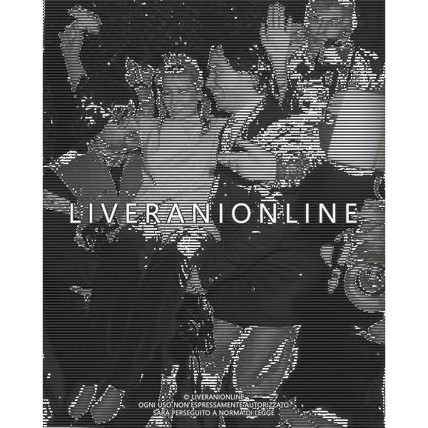 XXXIII Festival della Canzone Italiana Ð Teatro Ariston di Sanremo, 3-4-5 febbraio 1983. Presentano Andrea Giordana, Isabel Russinova, Emanuela Falcetti e Anna Pettinelli. Organizzazione: Gianni Ravera NELLA FOTO TIZIANA RIVALE CON IL PREMIO AG ALDO LIVERANI SAS 