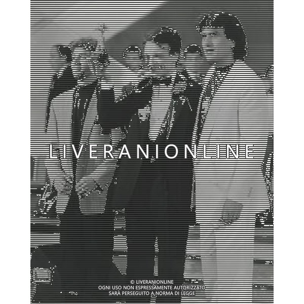 SANREMO 1988 FESTIVAL DI SANREMO NELLA FOTO LUCA BARBAROSSA-MASSIMO RANIERI E TOTO CUTUGNO IL VINCITORE MASSIMO RANIERI CON IL PREMIO AG ALDO LIVERANI SAS