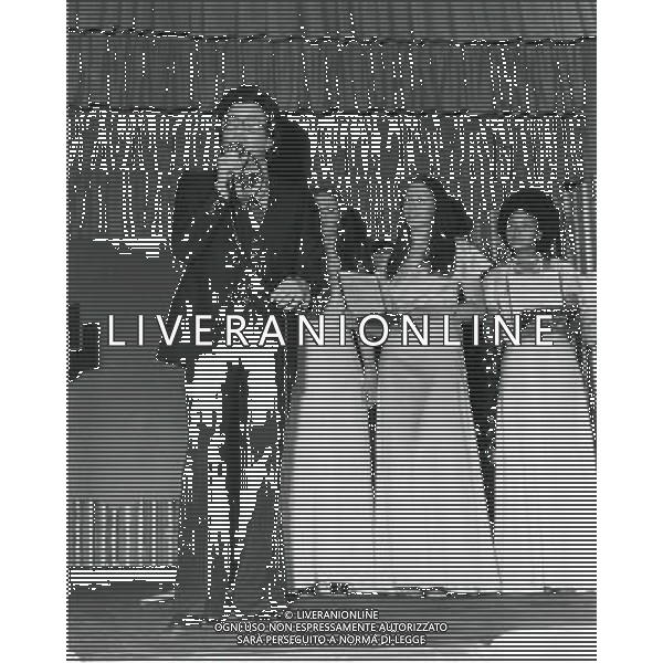 SANREMO FESTIVAL DELLA CANZONE ITALIANA 1976 NELLA FOTO PEPPINO DI CAPRI VINCE IL FESTIVAL DI SANREMO AG ALDO LIVERANI SAS