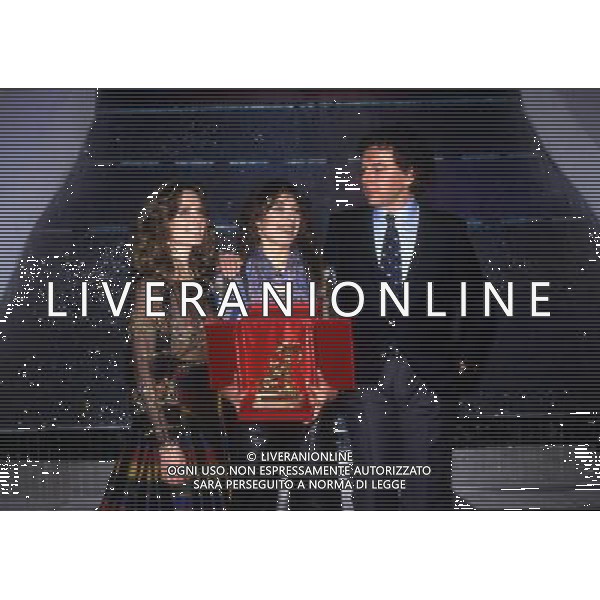 1981 SANREMO FESTIVAL DELLA CANZONE ITALIANA NELLA FOTO ALICE VINCE IL FESTIVAL DI SANREMO CON LORETTA GOGGI E DARIO BALDAN BEMBO AG ALDO LIVERANI SAS