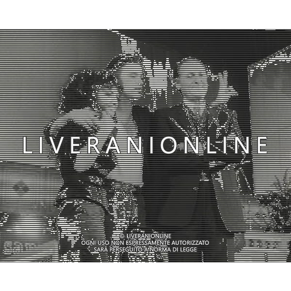 1986 SANREMO FESTIVAL DELLA CANZONE ITALIANA NELLA FOTO EROS RAMAZZOTTI VINCE IL FESTIVAL DI SANREMO CON MARCELLA BELLA E RENZO ARBORE AG ALDO LIVERANI SAS