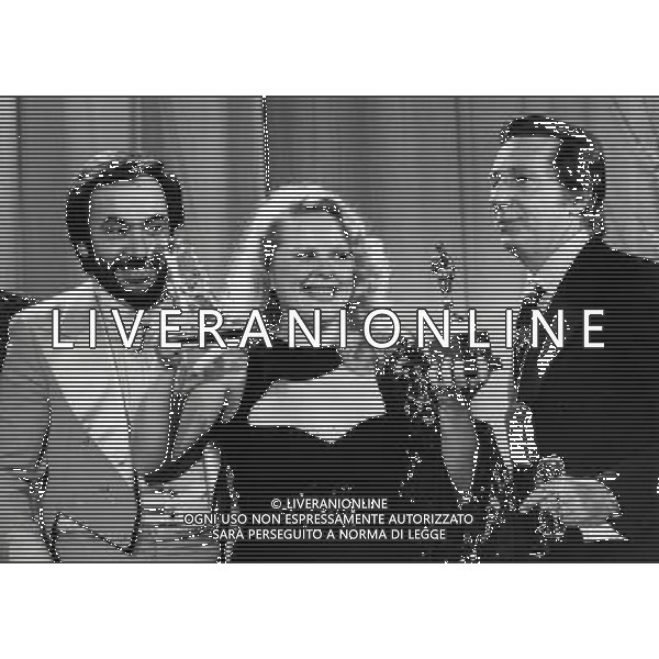 1975 SANREMO FESTIVAL DELLA CANZONE ITALIANA NELLA FOTO Rosangela Scalabrino IN ARTE GILDA VINCE IL FESTIVAL DI SANREMO CON MIKE BONGIORNO AG ALDO LIVERANI SAS