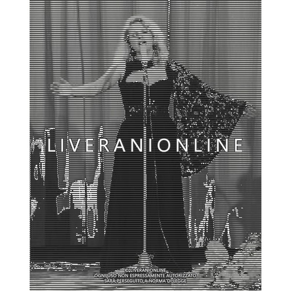 1975 SANREMO FESTIVAL DELLA CANZONE ITALIANA NELLA FOTO Rosangela Scalabrino IN ARTE GILDA VINCE IL FESTIVAL DI SANREMO AG ALDO LIVERANI SAS
