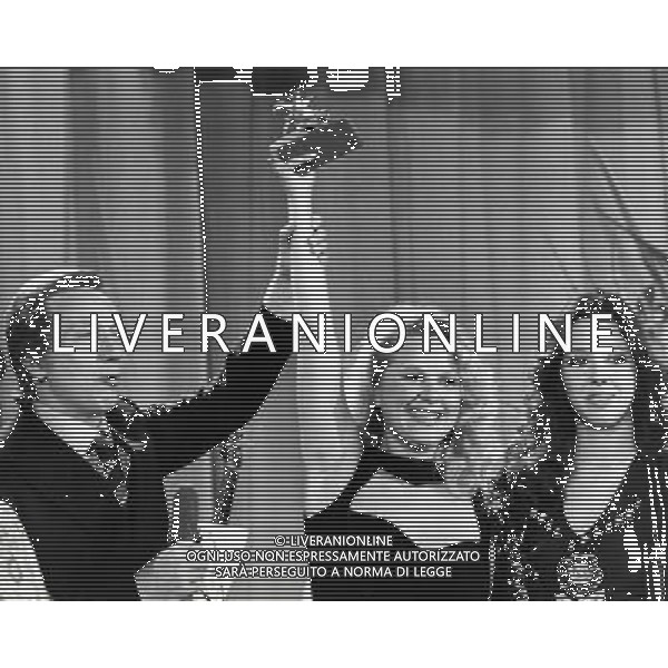1975 SANREMO FESTIVAL DELLA CANZONE ITALIANA NELLA FOTO Rosangela Scalabrino IN ARTE GILDA VINCE IL FESTIVAL DI SANREMO CON MIKE BONGIORNE E SABINA CIUFFINI AG ALDO LIVERANI SAS