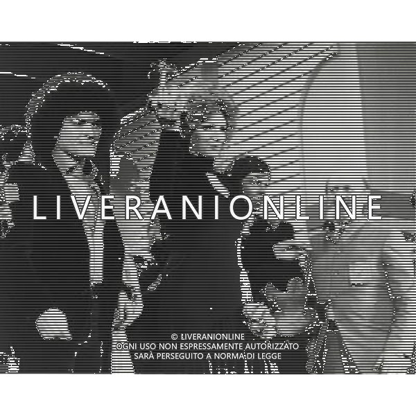 1974 SANREMO-FESTIVAL DELLA CANZONE ITALIANA NELLA FOTO IVA ZANICCHI VINCE IL FESTIVAL DI SAN REMO CON CRISTIANO MALGIOGLIO AUTORE AG ALDO LIVERANI SAS 
