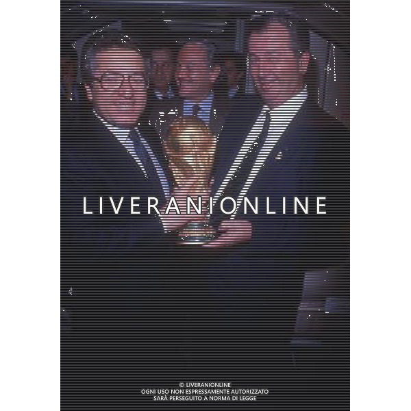 RETROSPETTIVA ANTONIO MATARRESE DIRIGENTE CALCIO NELLA FOTO ANTONIO MATARRESE CON JULIO GRONDONA PRESIDENTE DELLA FEDERAZIONE ARGENTINA E LA COPPA DEL MONDO 1990 AG ALDO LIVERANI SAS
