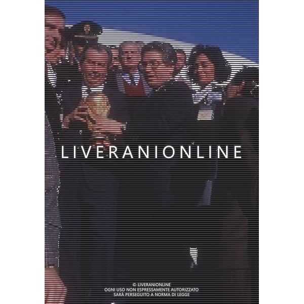 RETROSPETTIVA ANTONIO MATARRESE DIRIGENTE CALCIO NELLA FOTO ANTONIO MATARRESE CON JULIO GRONDONA PRESIDENTE DELLA FEDERAZIONE ARGENTINA E LA COPPA DEL MONDO NEL 1990 AG ALDO LIVERANI SAS
