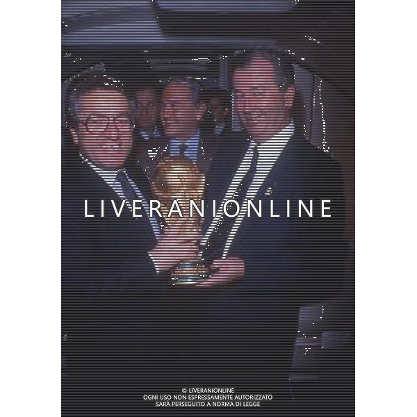 RETROSPETTIVA ANTONIO MATARRESE DIRIGENTE CALCIO NELLA FOTO ANTONIO MATARRESE CON JULIO GRONDONA PRESIDENTE DELLA FEDERAZIONE ARGENTINA E LA COPPA DEL MONDO AG ALDO LIVERANI SAS