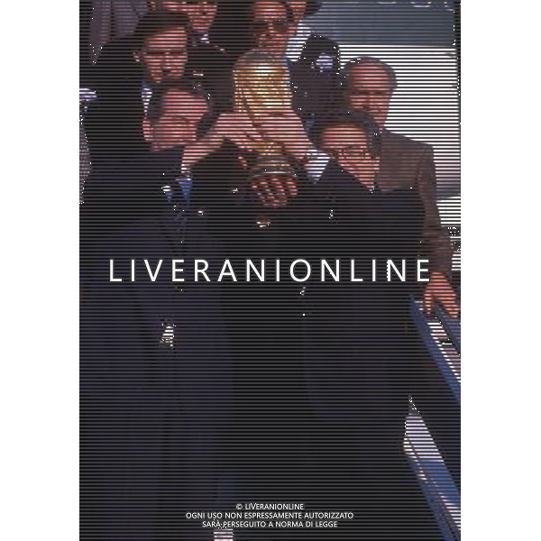 RETROSPETTIVA ANTONIO MATARRESE DIRIGENTE CALCIO NELLA FOTO ANTONIO MATARRESE CON JULIO GRONDONA PRESIDENTE DELLA FEDERAZIONE ARGENTINA E LA COPPA DEL MONDO AG ALDO LIVERANI SAS