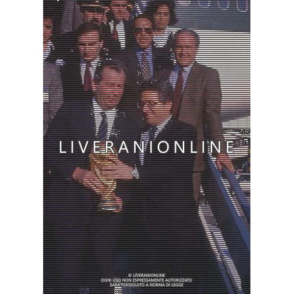 RETROSPETTIVA ANTONIO MATARRESE DIRIGENTE CALCIO NELLA FOTO ANTONIO MATARRESE CON JULIO GRONDONA PRESIDENTE DELLA FEDERAZIONE ARGENTINA E LA COPPA DEL MONDO NEL 1990 AG ALDO LIVERANI SAS