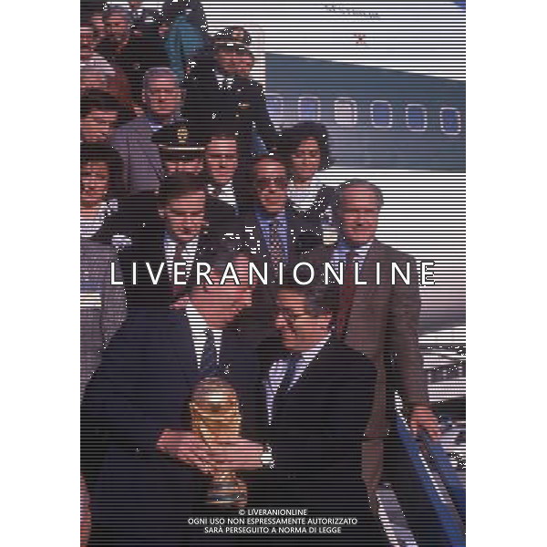 RETROSPETTIVA ANTONIO MATARRESE DIRIGENTE CALCIO NELLA FOTO ANTONIO MATARRESE CON JULIO GRONDONA PRESIDENTE DELLA FEDERAZIONE ARGENTINA E LA COPPA DEL MONDO 1990 AG ALDO LIVERANI SAS