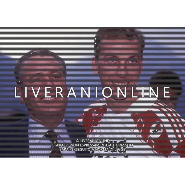 RETROSPETTIVA VINCENZO MATARRESE PRESIDENTE BARI CALCIO NELLA FOTO VINCENZO MATARRESE PRESIDENTE BARI CALCIO CON DAVID PLATT AG ALDO LIVERANI SAS 