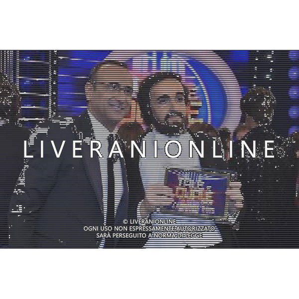Roma - 20/11/2015 - Studi Rai De Paolis - Trasmissione TV \' Tale e Quale Show \' - nella foto: Carlo Conti con Valerio Scanu / Ph. Fabrizio Corradetti - Ag. Aldo Liverani sas