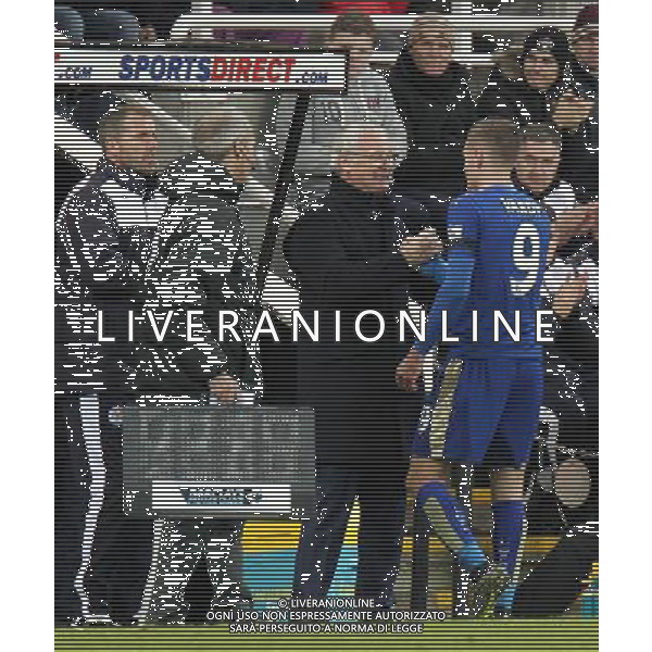 Leicester City\'s Jamie Vardy is congratulated by his manager Claudio Ranieri as he is substituted during the second half. Jamie Vardy equalled the Premier League record for consecutive goals by scoring in a 10th match in a row as his side beat Newcastle. Photographer Rich Linley/CameraSport Football - Barclays Premiership - Newcastle United v Leicester City - Saturday 21st November 2015 - St James\' Park - Newcastle © CameraSport - 43 Linden Ave. Countesthorpe. Leicester. England. LE8 5PG - Tel: +44 (0) 116 277 4147 - admin@camerasport.com - www.camerasport.com AG ALDO LIVERANI SAS ONLY ITALY