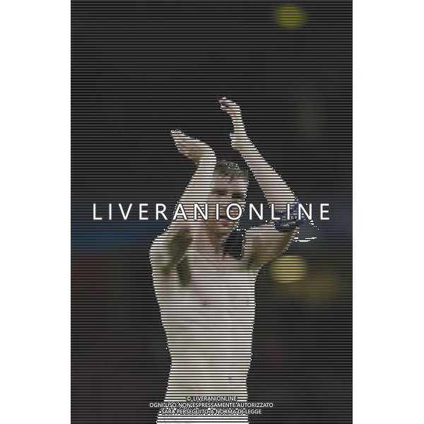 Arsenal\'s Per Mertesacker applauds the home fans at full time Photographer Craig Mercer/CameraSport Football - UEFA Champions League Group F - Arsenal v Dinamo Zagreb - Tuesday 24th November 2015 - Emirates Stadium - London © CameraSport - 43 Linden Ave. Countesthorpe. Leicester. England. LE8 5PG - Tel: +44 (0) 116 277 4147 - admin@camerasport.com - www.camerasport.com AG ALDO LIVERANI SAS ONLY ITALY