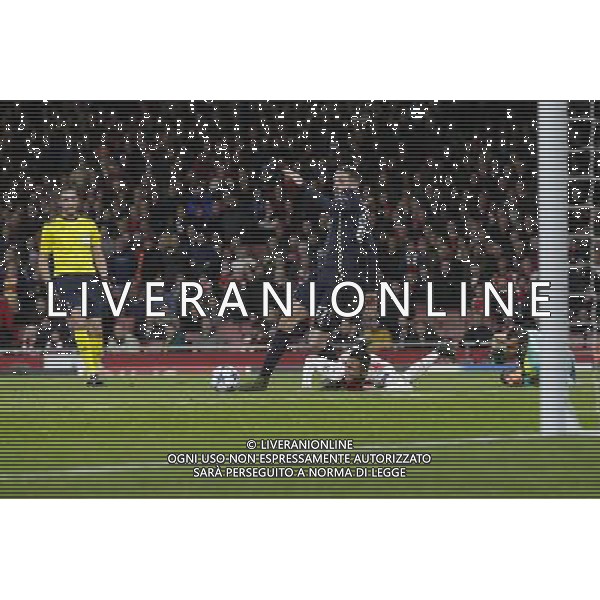 Arsenal\'s Alexis Sanchez appeals for a penalty after being taken down in the box Photographer Craig Mercer/CameraSport Football - UEFA Champions League Group F - Arsenal v Dinamo Zagreb - Tuesday 24th November 2015 - Emirates Stadium - London © CameraSport - 43 Linden Ave. Countesthorpe. Leicester. England. LE8 5PG - Tel: +44 (0) 116 277 4147 - admin@camerasport.com - www.camerasport.com AG ALDO LIVERANI SAS ONLY ITALY