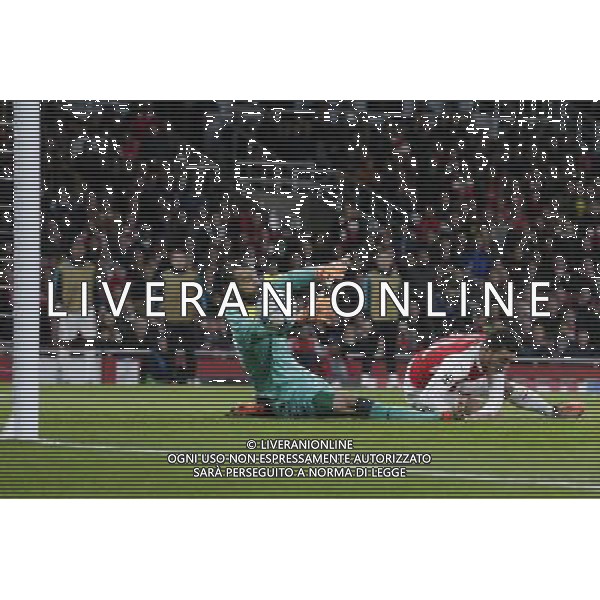 GOAL - Arsenal\'s Mesut Ozil scores the opening goal past Dinamo Zagreb\'s Eduardo Photographer Craig Mercer/CameraSport Football - UEFA Champions League Group F - Arsenal v Dinamo Zagreb - Tuesday 24th November 2015 - Emirates Stadium - London © CameraSport - 43 Linden Ave. Countesthorpe. Leicester. England. LE8 5PG - Tel: +44 (0) 116 277 4147 - admin@camerasport.com - www.camerasport.com AG ALDO LIVERANI SAS ONLY ITALY